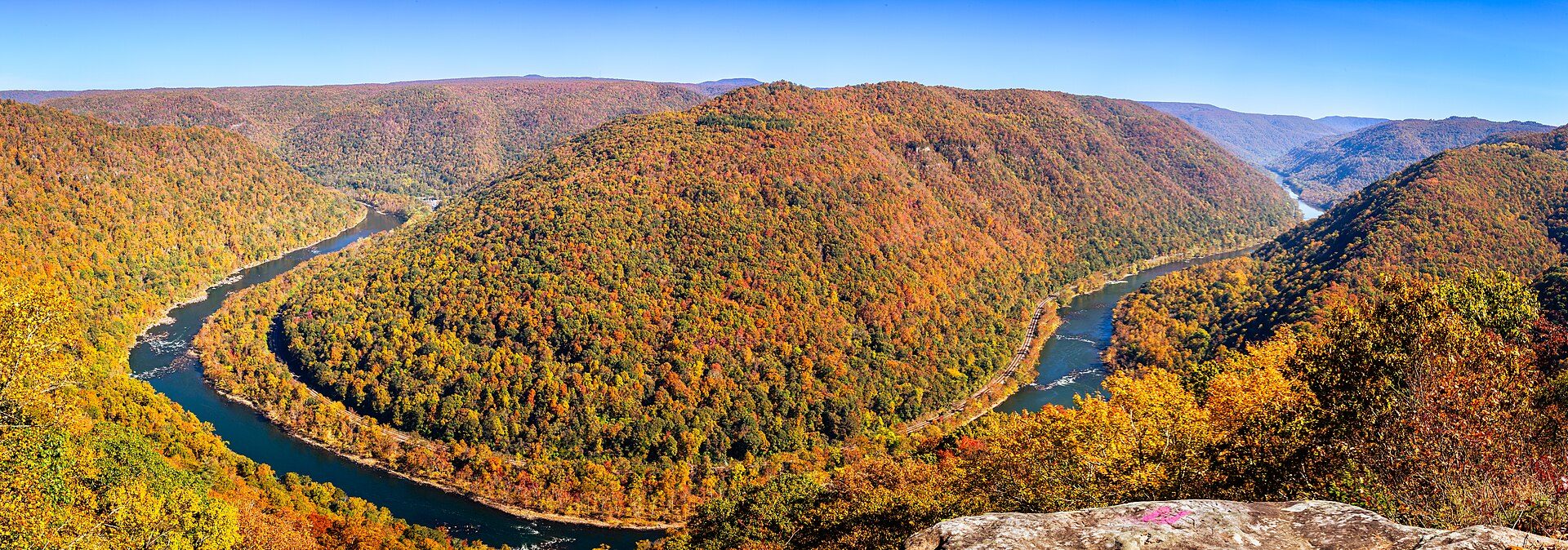 The New River winding through forested hills in full autumn colour, West Virginia